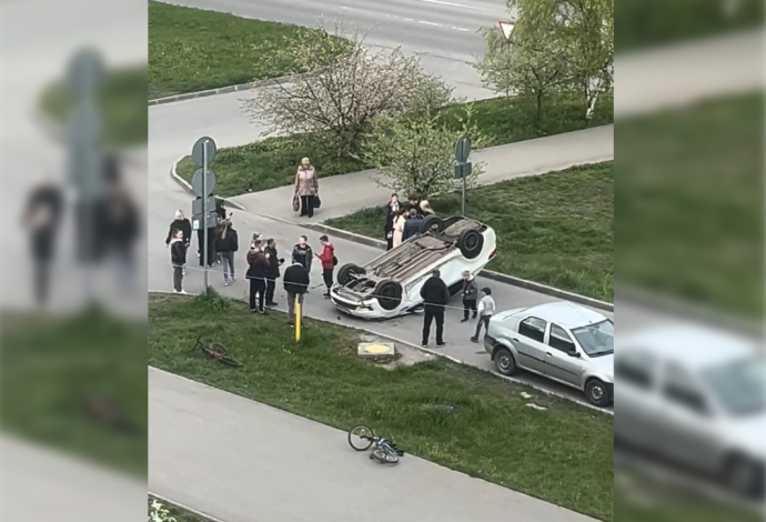 На проспекте Мира в Великом Новгороде перевернулся автомобиль