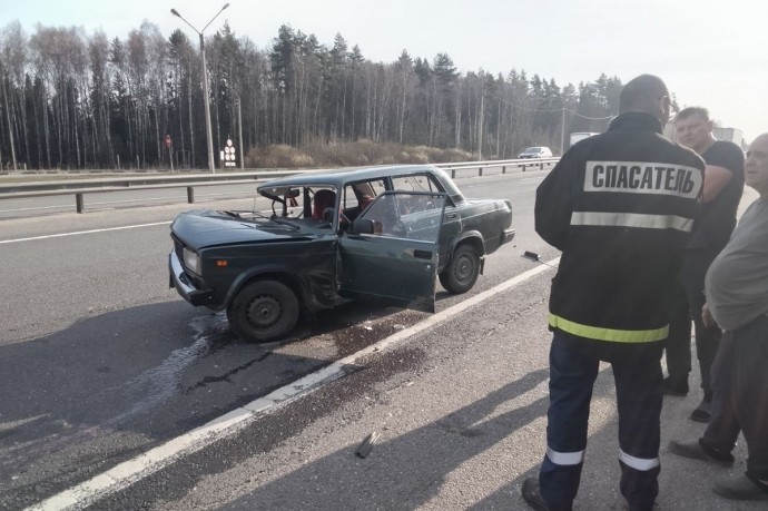 Утром на южном объезде Владимира случилась авария с участием "ВАЗа" и фуры