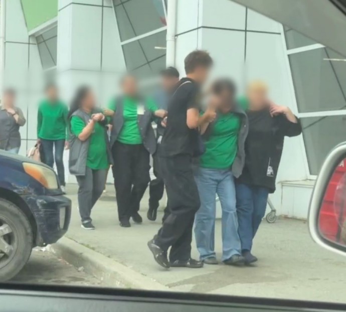Посетителей крупного гипермаркета во Владивостоке срочно эвакуировали