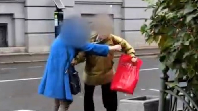 Судьба роз на клумбе заставила петербурженок драться