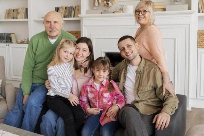 В каком возрасте люди начинают походить на своих родителей: ученые назвали цифры