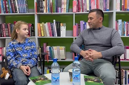 Мэр Благовещенска встретился с юным книжным блогером в библиотеке инноваций Мэр Благовещенска встретился с юным книжным блогером в библиотеке инноваций