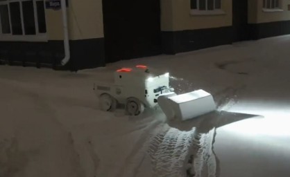 В Омске прошли зимние испытания уличного робота-уборщика