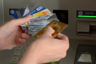 Финансист рассказала, когда банковская карта в кошельке опаснее наличных