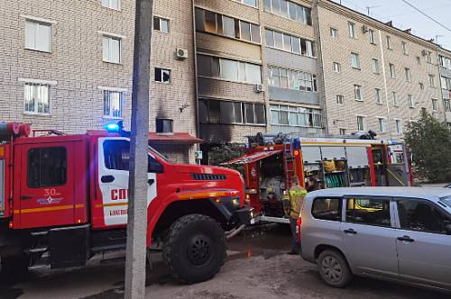Благовещенские огнеборцы потушили пожар в пятиэтажке на Горького