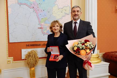 Василий Орлов наградил директора дорожного предприятия из Ивановки