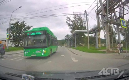 "Не видел сплошной": автобус в Южно-Сахалинске промчался по встречной полосе