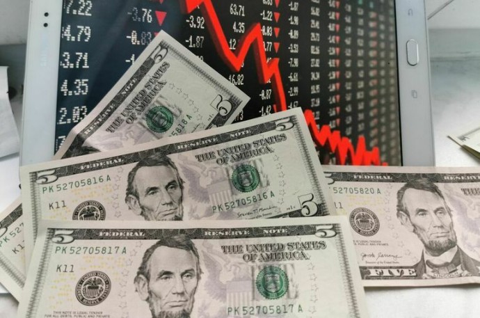 Доллар на межбанковском рынке опустился ниже 78 рублей впервые с 2023 года