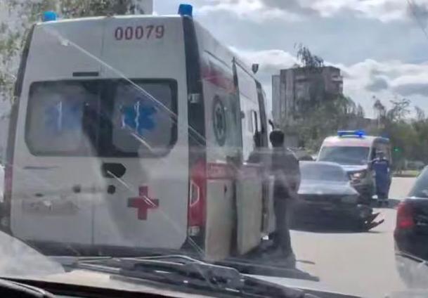 К месту ДТП на проспекте Строителей в Пензе подъехали две машины скорой помощи