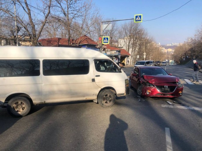 Столкновение противоположностей: во Владивостоке микроавтобус и Mazda не поделили асфальт