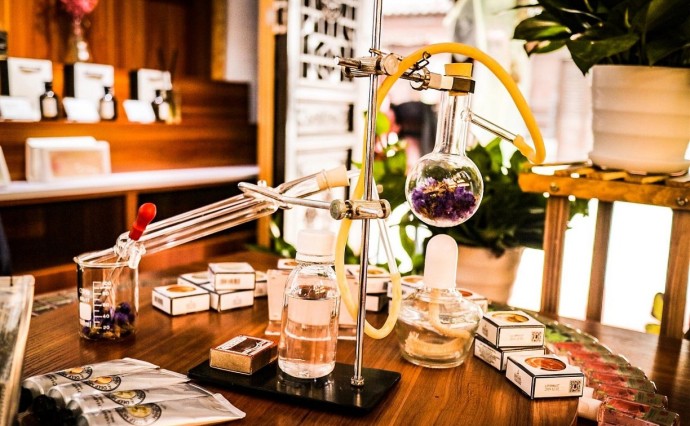 Не скупые, а рациональные: россияне все чаще выбирают аналоги люксовых ароматов Не скупые, а рациональные: россияне все чаще выбирают аналоги люксовых ароматов