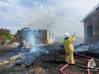 В Томаровке пожарные спасли мужчину из горящей квартиры