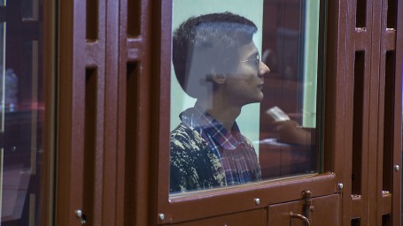 Эпатажный блогер, обвиняемый в убийстве с особой жестокостью, решил отказаться от присяжных