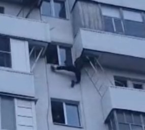 В Уфе спасатели помогли зажатой входной дверью бабушке