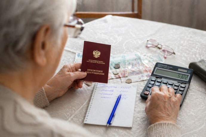 Пенсионерам со стажем до 2002 года положены доплаты: какие выплаты можно получить
