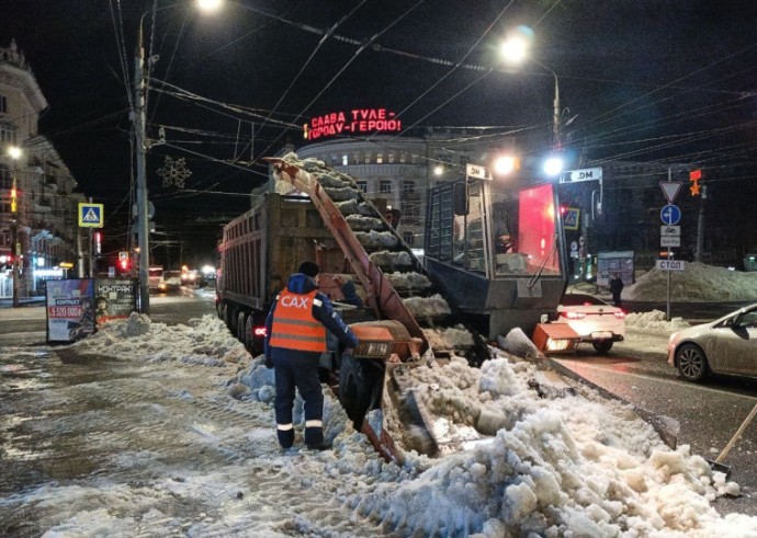 Коммунальные службы Тулы продолжают круглосуточную уборку города