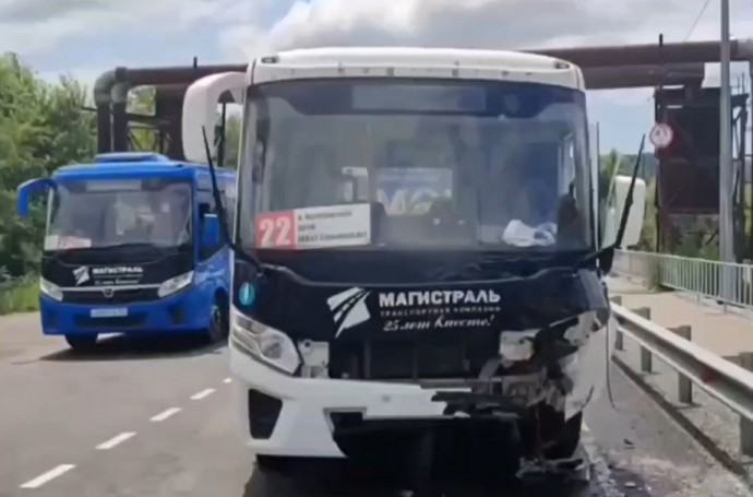 Пассажирский автобус столкнулся с легковушкой в Приморье