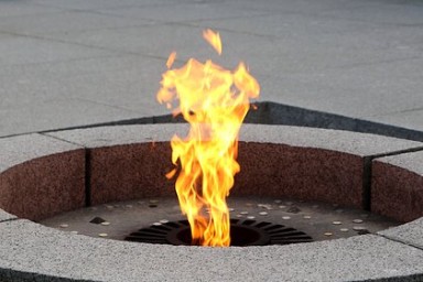 Прикуривший от Вечного огня россиянин выслушал приговор