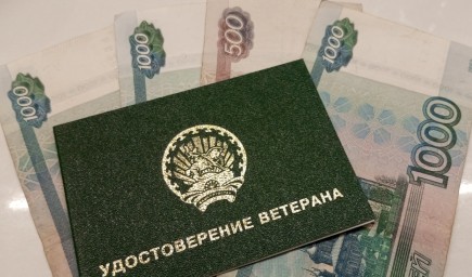 Кому до конца года повысят пенсии