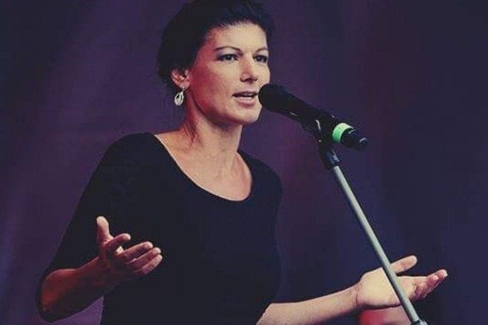 Германия — Фамильный герб в архив, инициалы — на авансцену