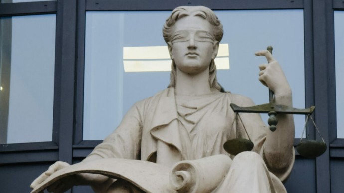 Суд выселил петербурженку из квартиры, проданной по «схеме Долиной»