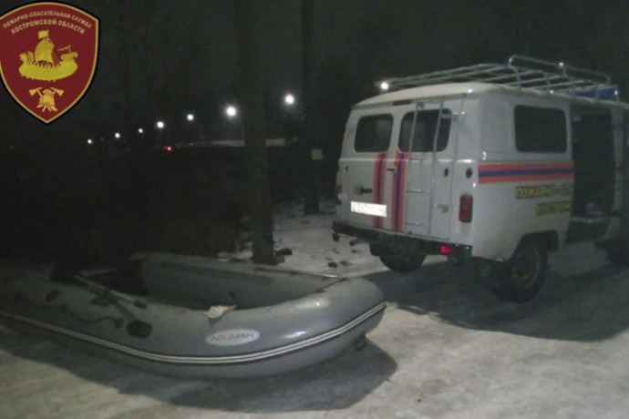 Костромские спасения: в Буйском районе спасатели подняли сотовый телефон со льда реки Векса