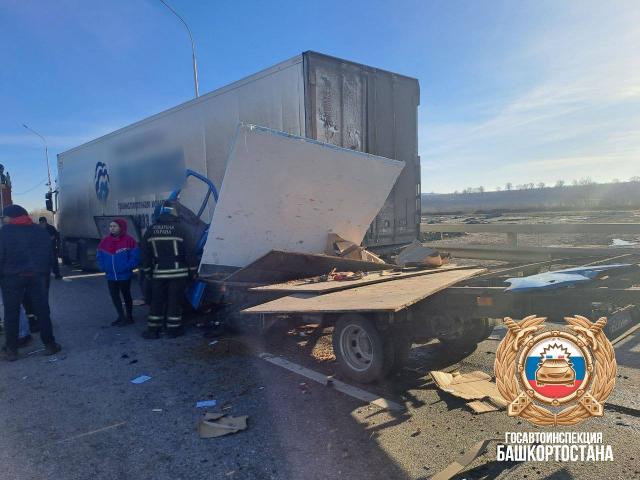 «Газель» столкнулась с большегрузом под Уфой, есть пострадавшие «Газель» столкнулась с большегрузом под Уфой, есть пострадавшие