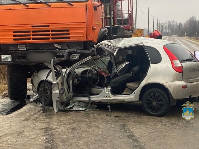 Водитель ВАЗ погибла во время аварии с КАМАЗом в Костромской области Водитель ВАЗ погибла во время аварии с КАМАЗом в Костромской области