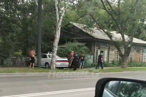 В Благовещенске автомобиль врезался в забор и дерево