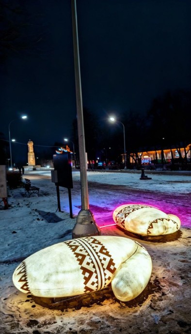 Секрет раскрыт: варежки в центре Костромы оказались скамейками Секрет раскрыт: варежки в центре Костромы оказались скамейками