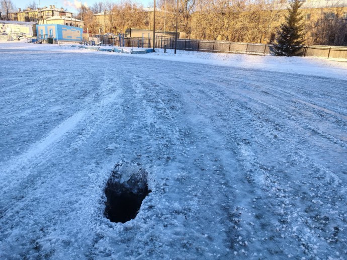 Ледозаливочная машина нашла на слободском стадионе «Труд» дыры Ледозаливочная машина нашла на слободском стадионе «Труд» дыры