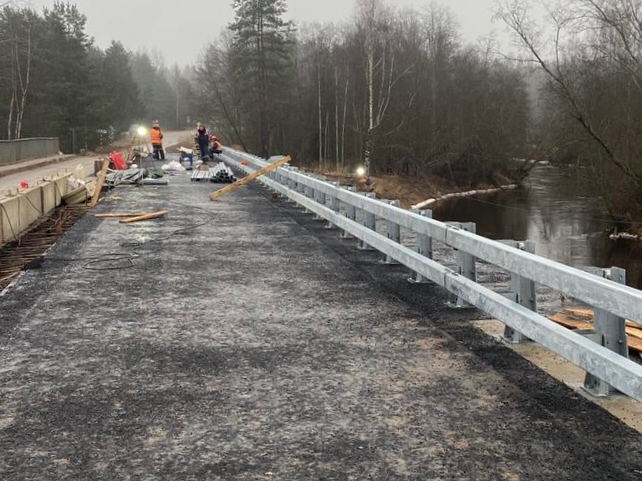 В Окуловском округе поэтапно ремонтируют ж/д мост через реку Перетна