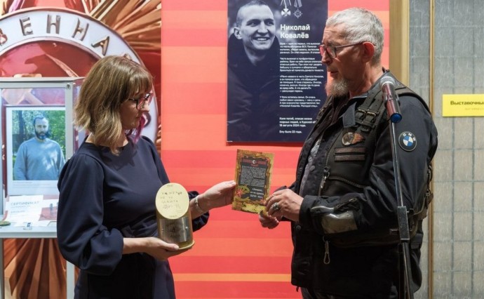 Гильзу с землей из Брестской крепости получил в дар сахалинский краеведческий музей Гильзу с землей из Брестской крепости получил в дар сахалинский краеведческий музей