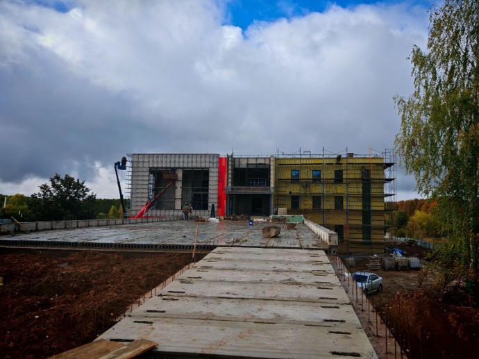 Строительство знаменитого здания с мостом продолжается в Костроме Строительство знаменитого здания с мостом продолжается в Костроме