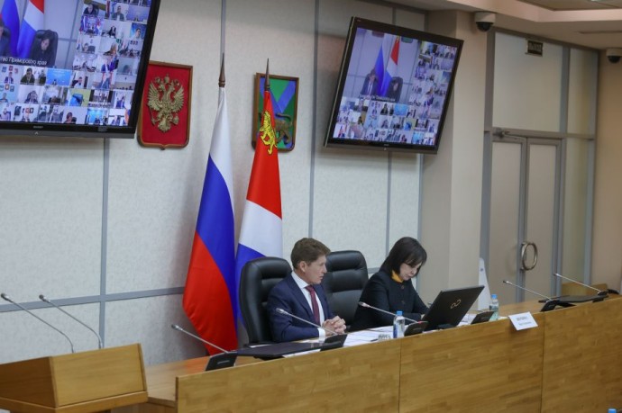 Губернатор Олег Кожемяко потребовал обеспечить семьи участников СВО дровами Губернатор Олег Кожемяко потребовал обеспечить семьи участников СВО дровами