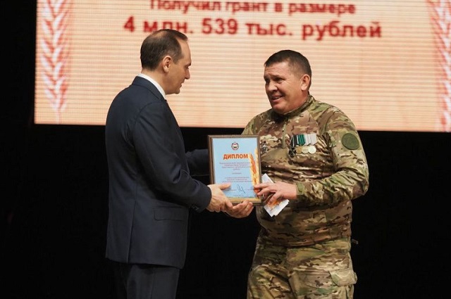 Артём Здунов наградил ветерана спецоперации, признанного лучшим начинающим фермером Мордовии