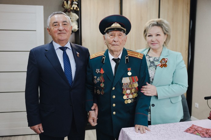Юрий Бобрышев и Елена Писарева поздравили ветеранов с наступающим Днём Победы