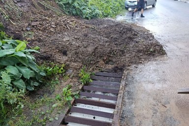 Сильный ливень размыл сопки и затопил дворы домов в российском городе