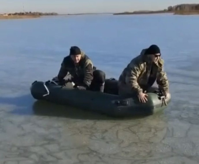 Первый тонкий лёд манит любителей зимней рыбалки