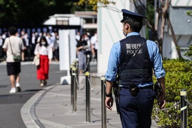 Полицейский снял видео под юбкой у школьницы с помощью кроссовки и попался