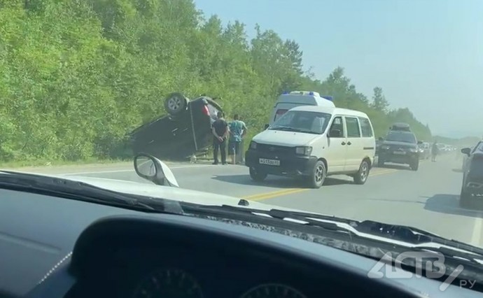 Автомобиль улетел в кювет в результате ДТП на юге Сахалина