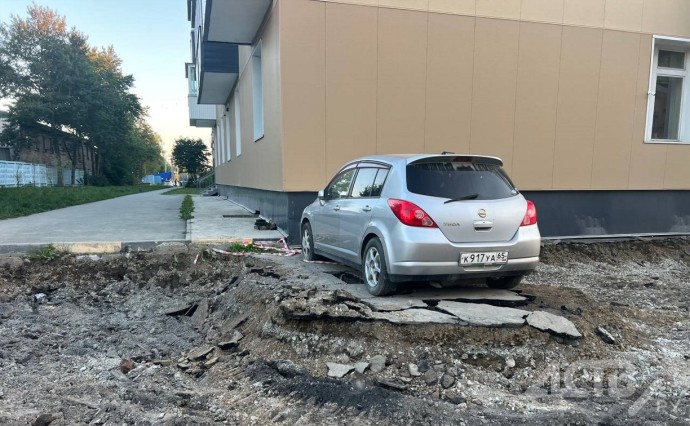 В Южно-Сахалинске вокруг припаркованной машины сняли асфальт — авто оказалось "в ловушке"