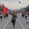 Жители Уфы споют под духовой оркестр песни «Катюша» и «День Победы»