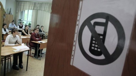 Рособрнадзор запретил проводить ЕГЭ за круглыми столами