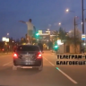 В Тынде человек забрался на крышу ехавшей легковушки