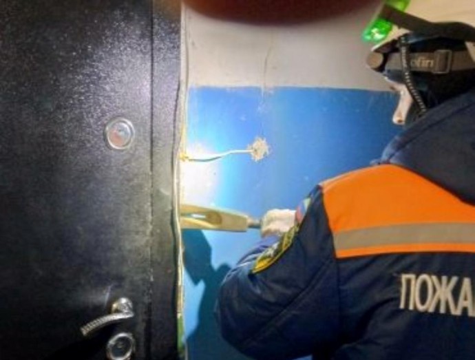 В Пензе спасатели вскрыли квартиру на улице Калинина В Пензе спасатели вскрыли квартиру на улице Калинина