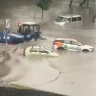 Люди оказались заблокированы в машинах после мощного ливня в Москве
