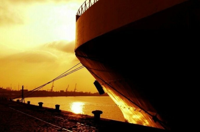 «Есть жертвы»: Слюсарь сообщил об ударе по судну в порту Ростова