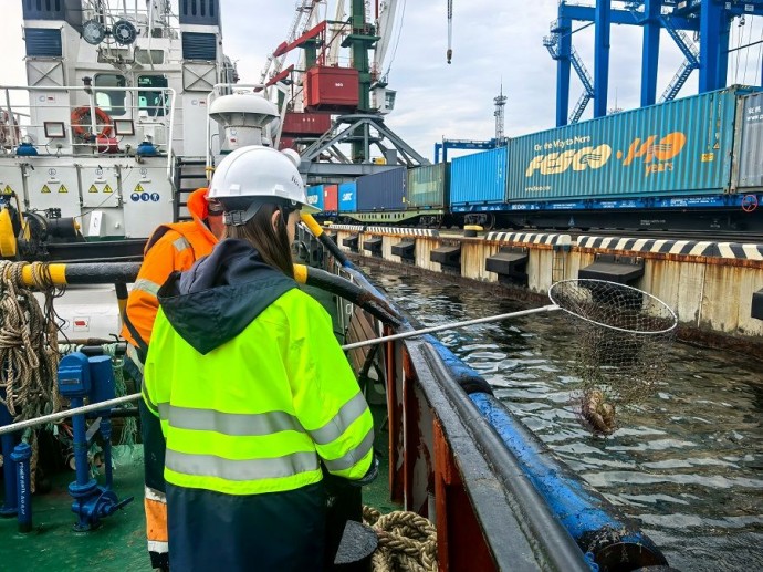 Сотрудники ВМТП отметили День эколога сбором мусора в Золотом Роге