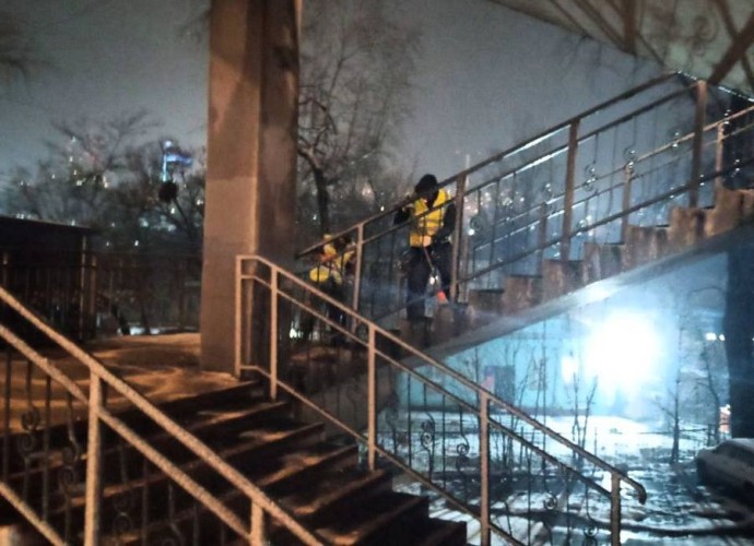 Приморские дорожники обещают всю ночь бороться со снегом и гололёдом Приморские дорожники обещают всю ночь бороться со снегом и гололёдом